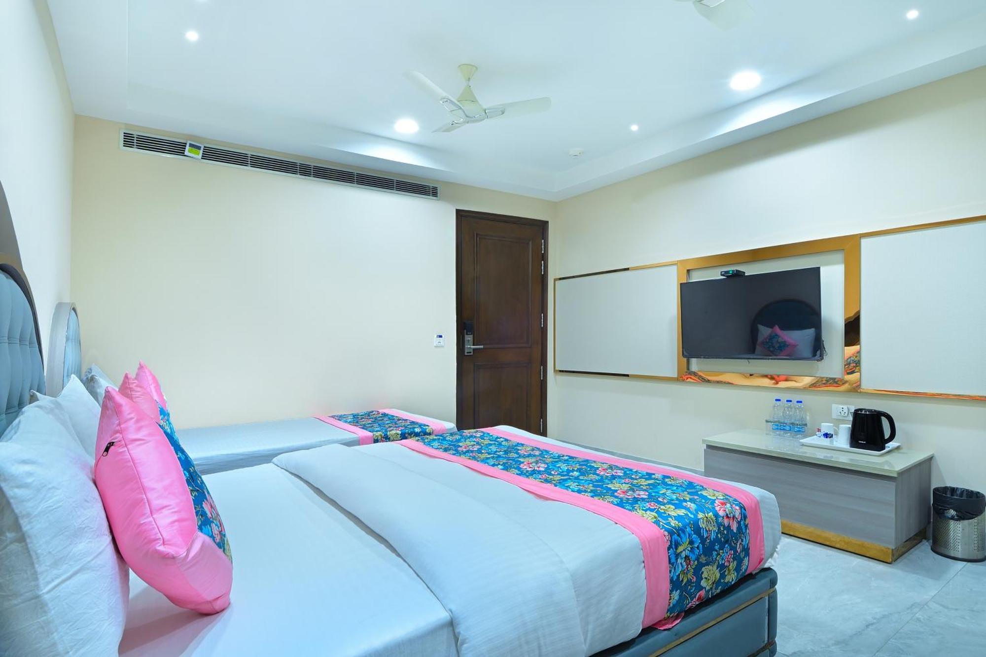 ניו דלהי Hotel Sapphire House - 3 Mins Walk From Metro And 5 Mins From Rail Station מראה חיצוני תמונה