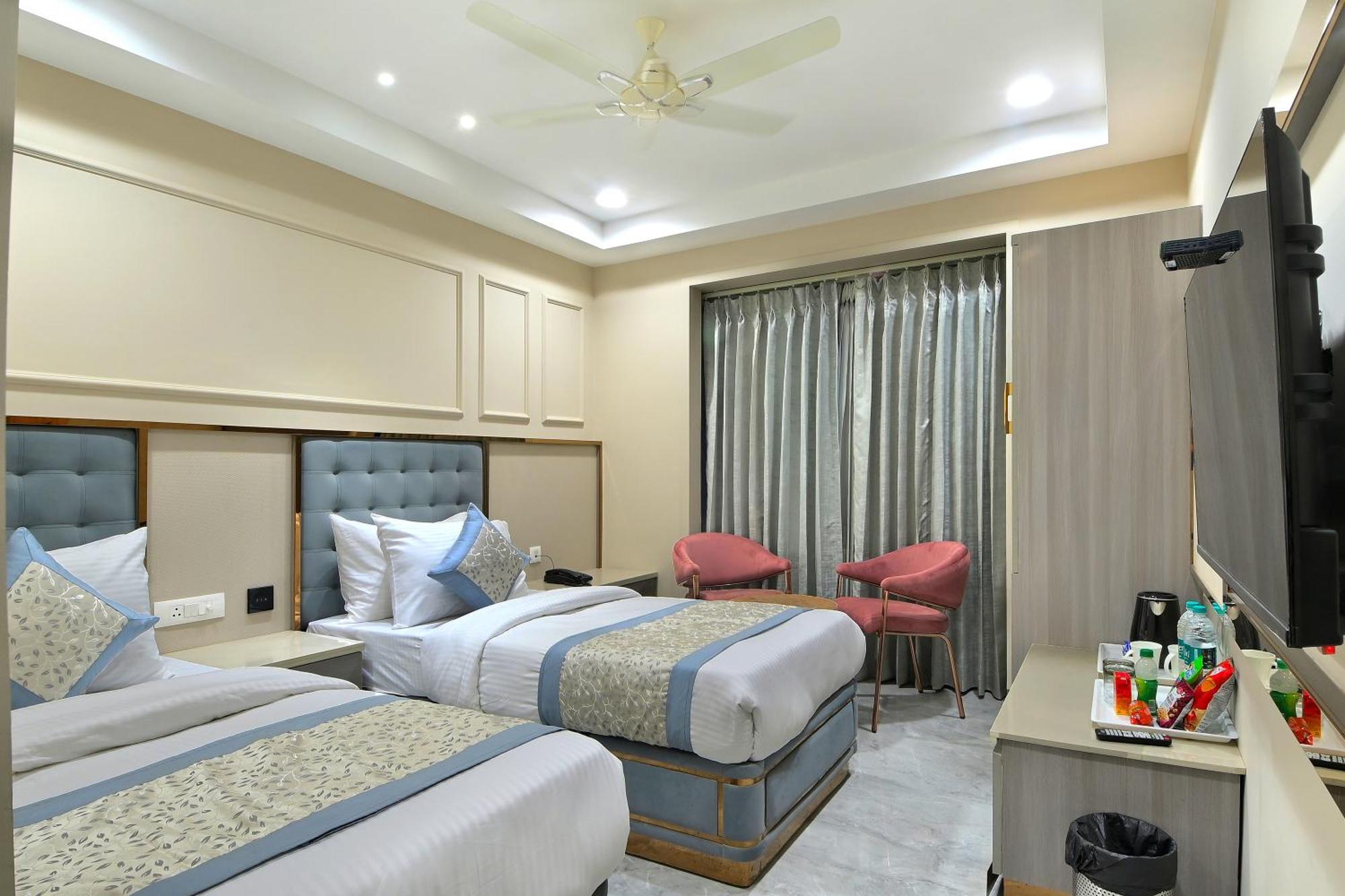 ניו דלהי Hotel Sapphire House - 3 Mins Walk From Metro And 5 Mins From Rail Station מראה חיצוני תמונה